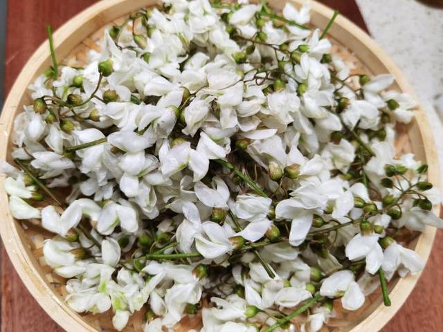 槐树花怎么做好吃，槐花怎么做好吃（槐花别蒸着吃了）