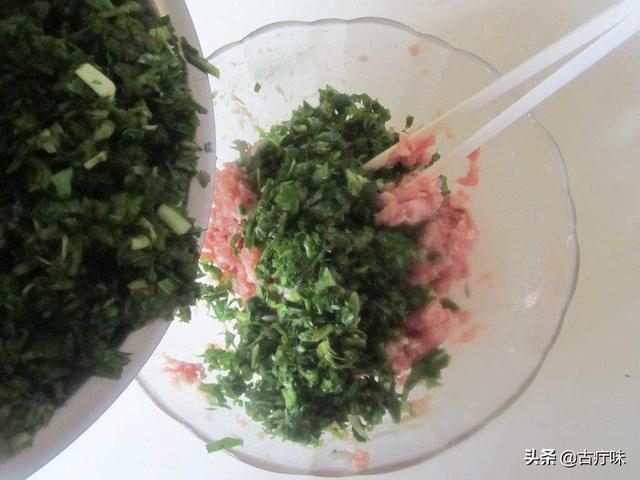 菌菇烩油豆腐塞肉的家常做法，香菇肉糜豆腐的做法（这么烧菜家人才爱吃！）