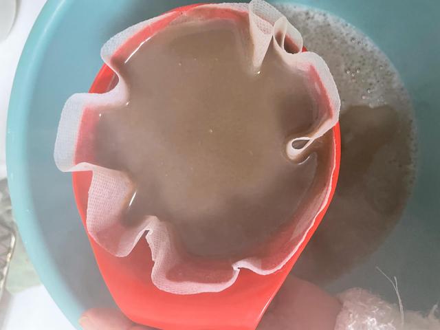 茶麸洗头几天洗一次为宜，用茶麸多久洗一次头比较好（茶麸煮水洗头第二天）