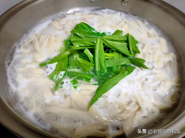 家常削面怎样做，家常刀削面怎么做（冬天就好这一口油泼刀削面）