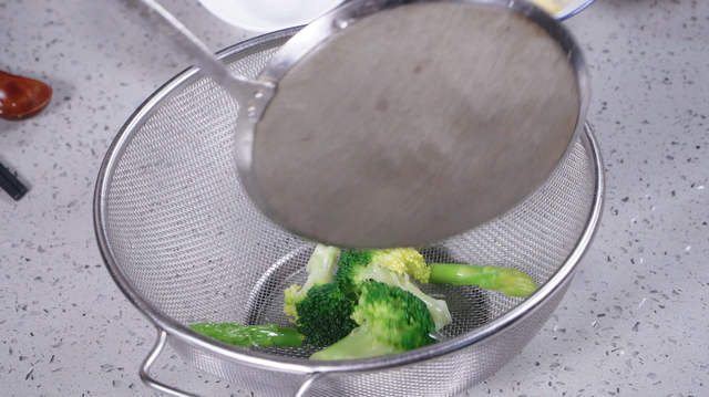 最简单腌制牛排的方法，正宗腌牛排的腌制方法（五分钟教你做零失败牛排）