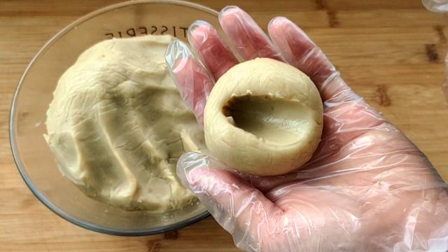 莲蓉馅是什么材料做的，白莲蓉馅是什么材料做的（细腻绵软的）