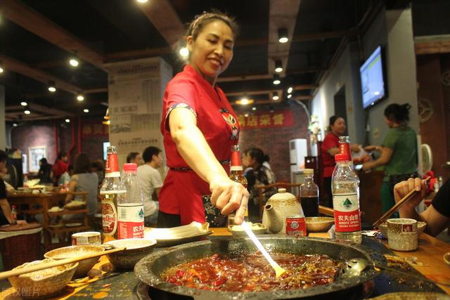 火锅店什么活动最吸引顾客(顾客充1000元就送3000元)