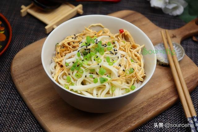 鸡丝汤面热量，荠菜鸡丝汤面的做法是什么（天冷就馋这碗面）