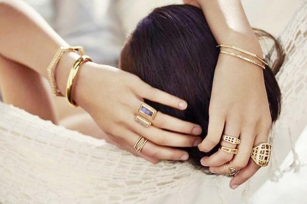 女人银手镯戴哪只手好，女性银手镯带哪只手好（女人戴镯子金的好还是银的好）