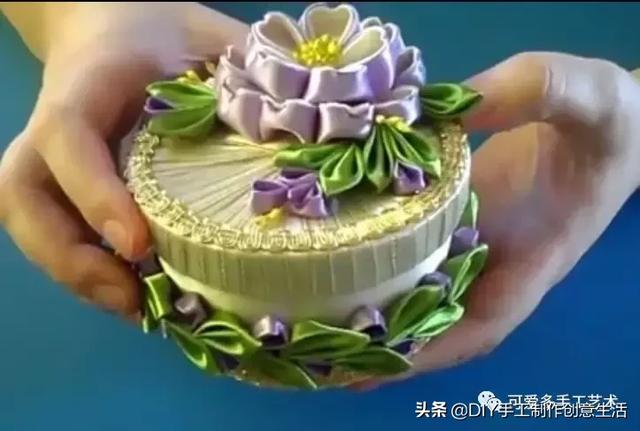 手工小魔盒制作方法，手工小魔盒制作方法步骤（丝带剪一段对折拼一拼）