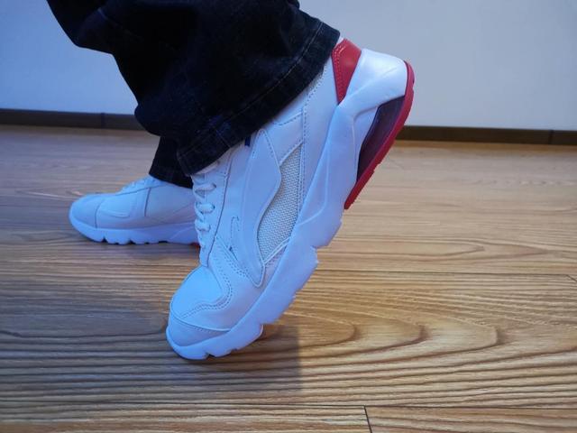 李宁运动鞋怎么样，安踏和李宁哪个质量好（还能为脚部减轻负担）