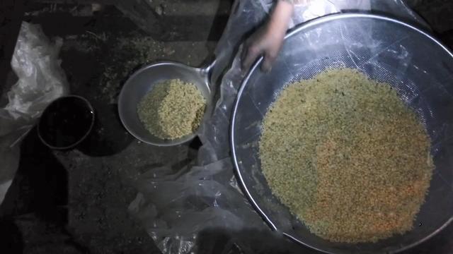 天然石磨豆腐的做法，传统古法用石磨打豆腐的全过程