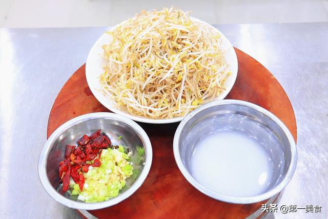 绿豆芽怎么炒好吃，清炒绿豆芽怎么炒好吃又简单窍门（夏天炒绿豆芽、一定要加点它）