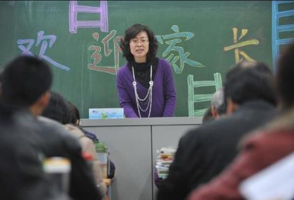 成绩单发群里违法吗（教师将学生成绩单发到家长群）