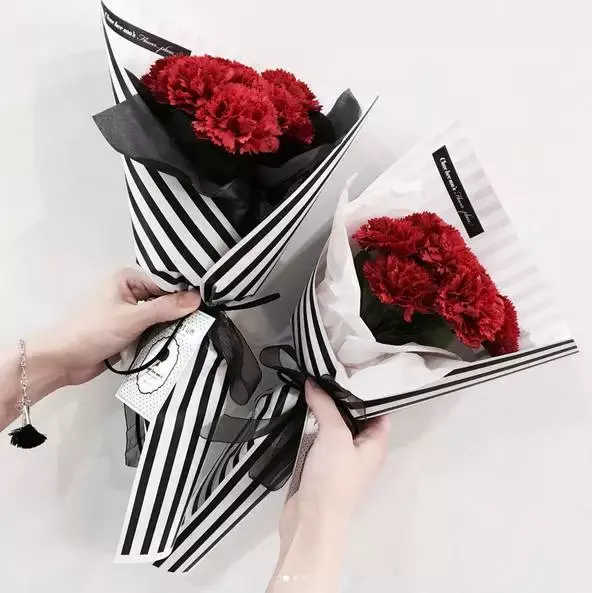 康乃馨的寓意是什么，鲜花康乃馨的寓意是什么（母亲节，为什么要送康乃馨）