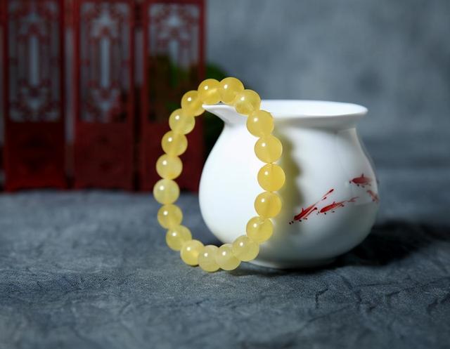 蜜蜡怎么鉴别，鸡油蜜蜡怎么鉴别（鉴别蜜蜡真假的10种方法）