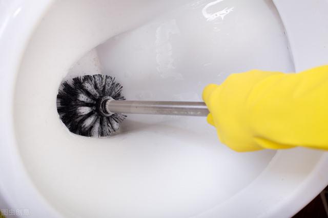 马桶堵了怎么处理，塑料块掉进马桶堵了怎么处理（师傅亲授抽水马桶堵塞疏通窍门）