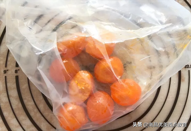 网红咸蛋黄饼干的做法，咸鸭蛋黄饼干（层次分明超级酥脆）