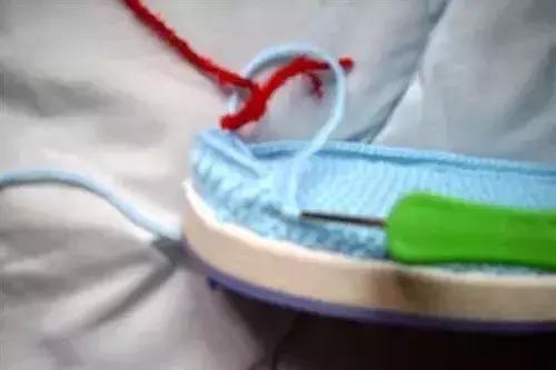 怎么钩毛线拖鞋，学钩毛线拖鞋视频教程（钩针编织的蝴蝶图案的棉拖鞋）