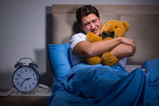 老是梦见死去的亲人是什么意思，梦见死去的人跟原来活着一样（睡觉经常会梦到逝去的亲人）