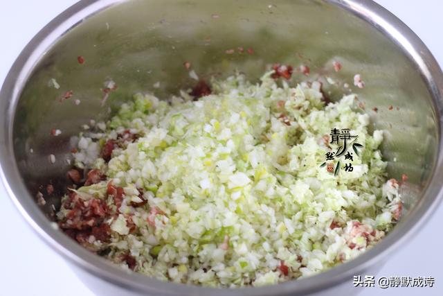 羊肉饺子馅怎么调好吃，羊肉饺子馅怎么做好吃窍门（香嫩多汁的调馅儿方法和漂亮的饺子皮做法）