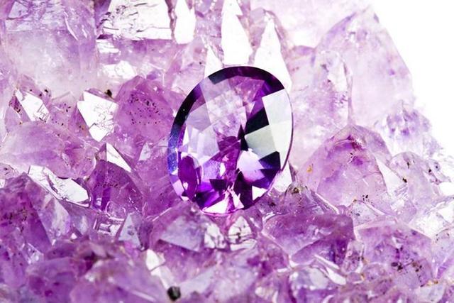 紫水晶的鉴别方法让你不再被骗，紫水晶真假鉴别方法（象征浪漫爱情的天然紫水晶居然作假）