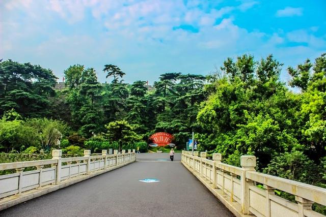 南京玄武湖有几个门，南京玄武湖有什么（如今游人如织的玄武湖）