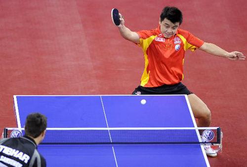 王皓握拍(王皓代言的这款勾手发球) - 青木春