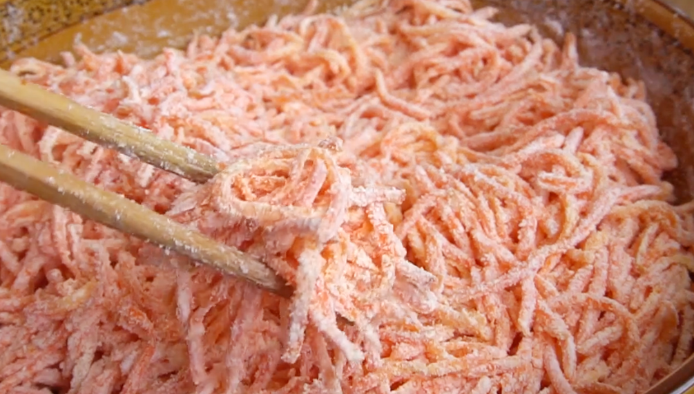 圖片[3]-【蒸胡蘿卜絲】做法步驟圖 柔軟筋道特好吃 2元做一大盤-起舞食譜網