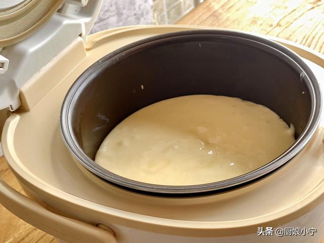 用电饭煲做蛋糕的方法和步骤，在家怎么用电饭煲做蛋糕方法教程（电饭锅做蛋糕原来这么简单）