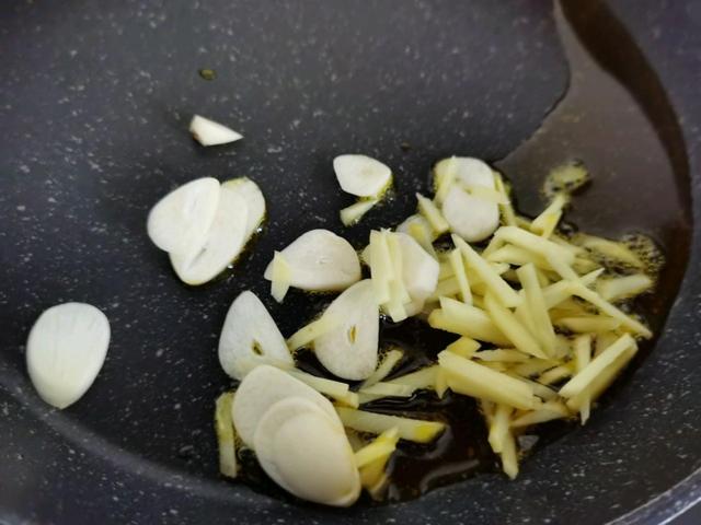 怎么炒干虾，怎样炒干虾好吃又简单（小小虾干搭配蔬菜炒一炒）