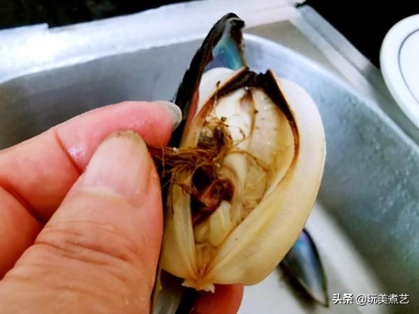 正确清洗淡菜的方法是怎样的，正确清洗淡菜的方法是怎样的呢（恨不得立马吃进嘴里的金针菇烩淡菜）