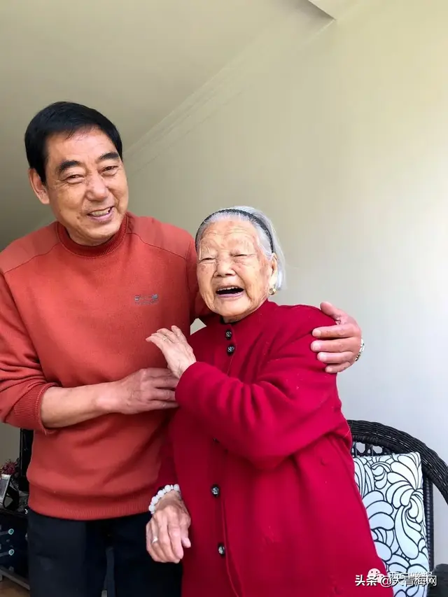 71岁儿子给97岁妈妈包饺子，西宁：98岁的妈和71岁的儿