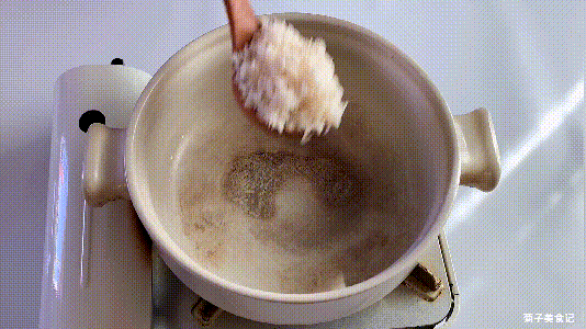 皮蛋粥怎么做最好吃，皮蛋瘦肉粥是怎么做的（教你煮皮蛋瘦肉粥）