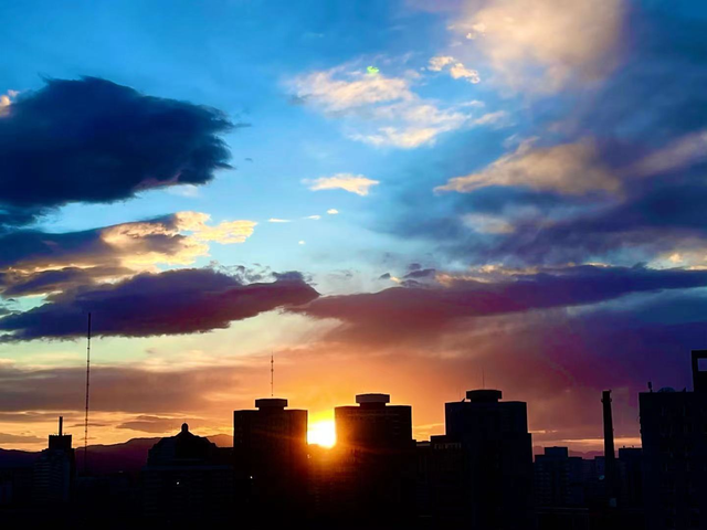 傍晚的彩霞。/，傍晚的彩霞叫什么（油画一般的晚霞又上线啦图片）