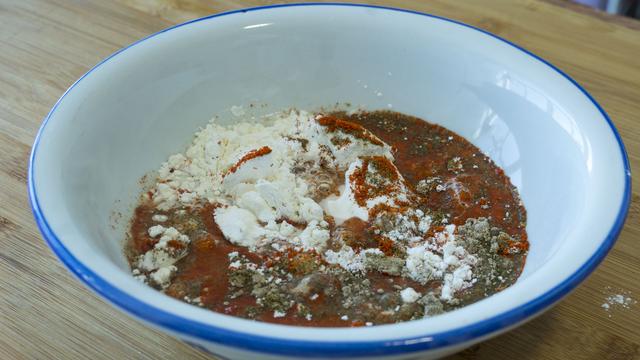 怎么炸鸡腿好吃又简单，怎么炸鸡腿肉又酥又脆（教你在家简单炸鸡腿）