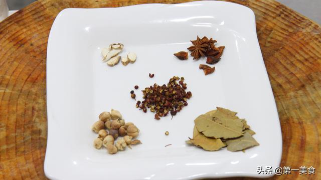 干锅肥肠，干锅肥肠的做法 视频（厨师长教你做“干锅肥肠”）