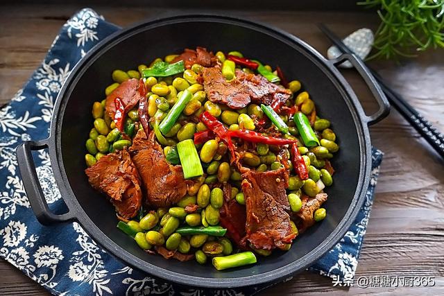 隔山肉焖毛豆的做法，毛豆排骨焖饭（这菜再贵也要常给孩子吃）