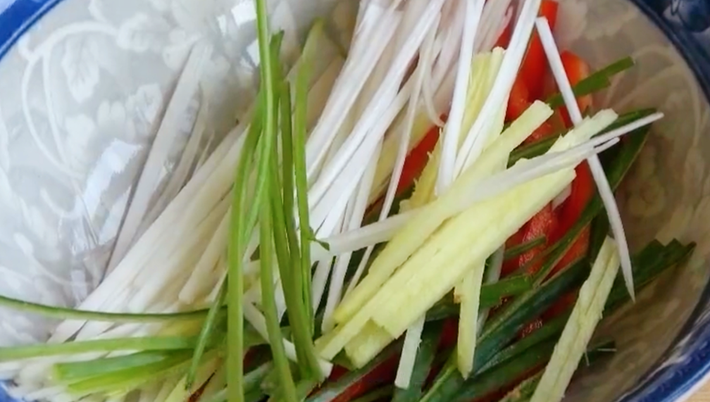 图片[4]-【清蒸鲈鱼】做法步骤图 鱼肉鲜嫩多汁 不腥不老-起舞食谱网