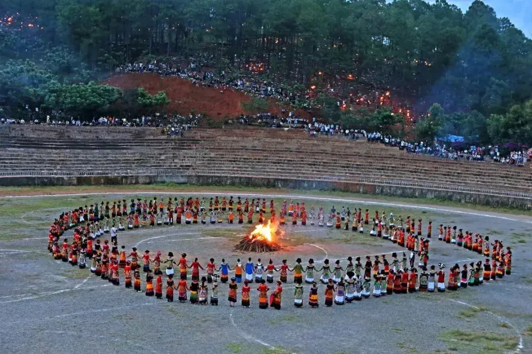 彝族风俗节庆，彝族的传统节日和风俗（薪火相传——彝族火把节）