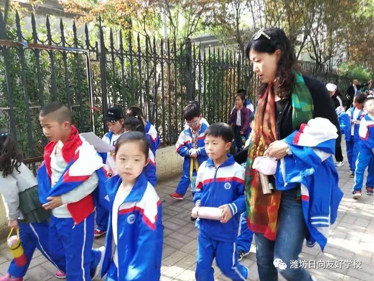 潍坊日向友好学校（讲台映冰心）