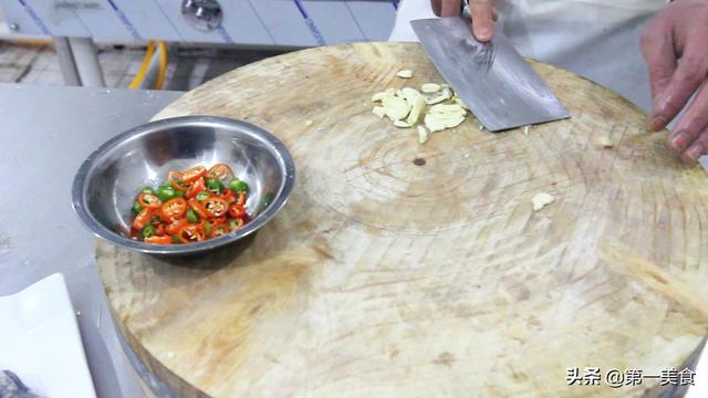 鲫鱼熬汤用刮鳞吗，鲫鱼熬汤用刮鳞吗用什么刀（端上桌就是一道不错的待客菜）