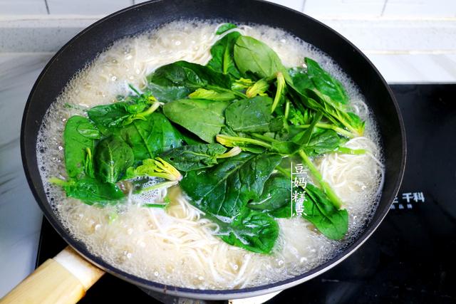 菠菜煮面条的做法，怎样用菠菜叶做蔬菜面条（家常味美老少爱吃）