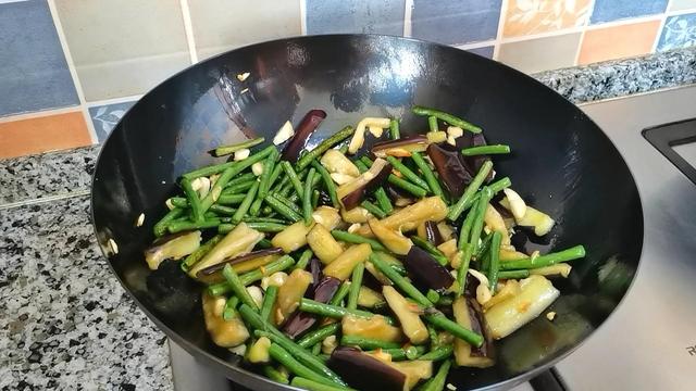 豆角燒茄子的家常做法,紅燒豆角燒茄子的家常做法(豆角燒茄子的簡單