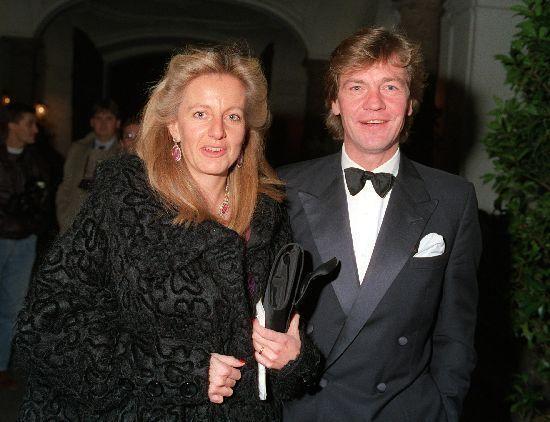 老王今年47岁，膝下一儿一女，儿子已经成婚，目前老王同老伴及未婚的女儿居住在一起。老王的家庭目前属于，　　类型。A核心家庭B联合家庭C主干（却打人、随地尿尿还勾搭老婆闺蜜）