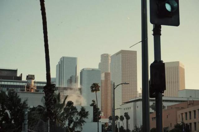 俗人自嘲的句子，俗人自嘲的句子图片（愚者嘲他人，智者善自嘲）