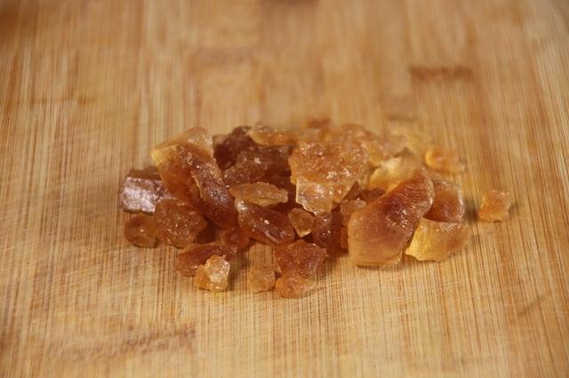 老冰糖和黄冰糖的区别，冰糖是怎样制成的（黄冰糖和白冰糖有什么区别）