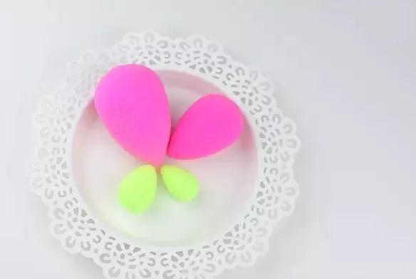 新粉扑的正确使用方法是什么，刚买的粉扑应该怎么用（一只“小小”的海绵粉扑居然有“百种”使用方法）