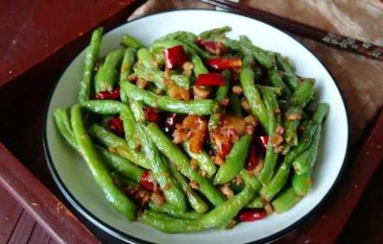 酸辣椒炒牛肉的做法，酸辣椒炒牛肉的做法大全家常做法（红汤牛肉锅的简单做法）