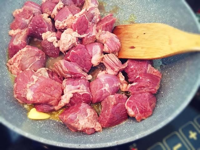 炖牛肉的正确做法，炖牛肉的正确方法（老婆炖牛肉时放了一包茶叶）