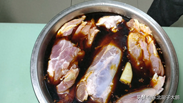 猪腱子肉怎么做好吃法，《酱腱子肉》两种腱子一锅出