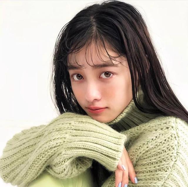 亚洲女生纯情脸，欧美女生性感身材，亚洲魔性笑容（你是高级脸还是纯情脸图片）