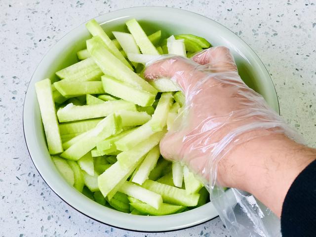 咸萝卜的腌制方法，韩国泡菜萝卜的腌制方法是什么（不要只会加酱油）