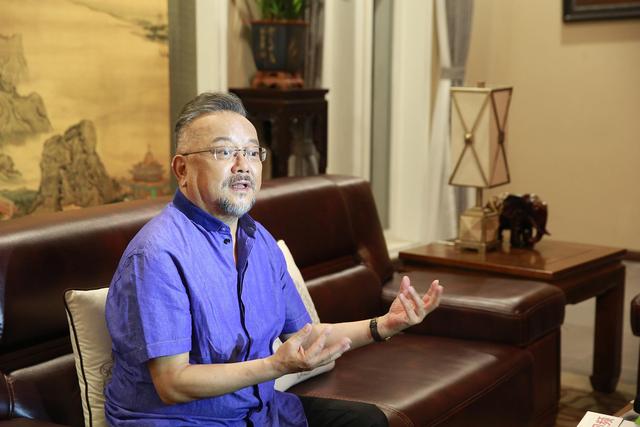 和珅扮演者是谁，和珅的扮演者（演了300多集的和珅）